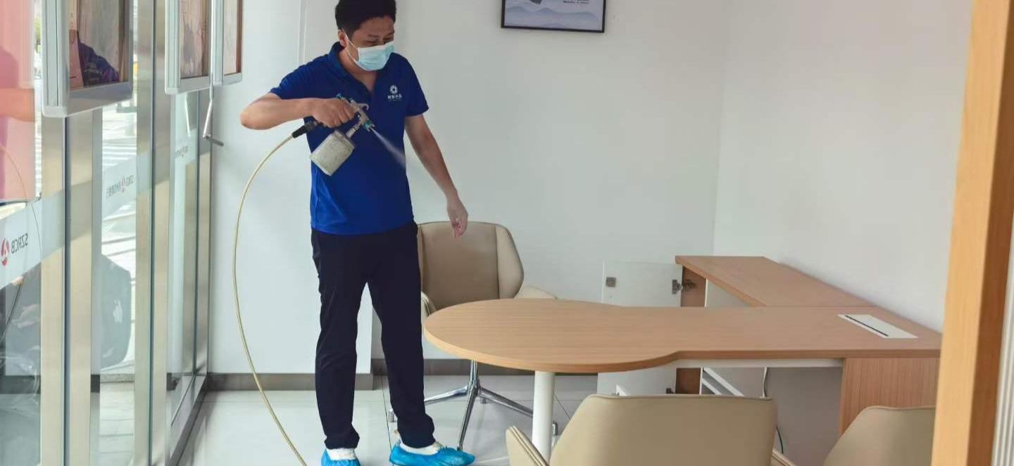 苏州农商行办公区甲醛治理：工位、柜体与接待空间如何分区处理室内空气净化工程现场